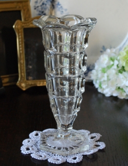 アンティーク雑貨  お花が咲いたように見える美しいシルエット・・・フラワーベース（花器）プレスドグラス