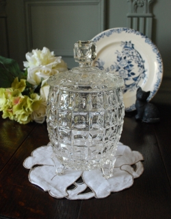 アンティーク雑貨  贅沢な輝きに一目ぼれ・・・フタ付きアンティークガラスケース、プレスドグラス