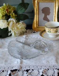 アンティーク雑貨  持ち手付きのアンティークガラストレー（プレート）、プレスドグラス