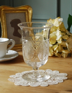 アンティーク雑貨 アンティーク花瓶 キラキラのカッティング、脚付きのアンティークプレスドグラスのフラワーベース