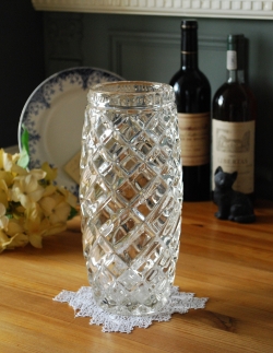 アンティーク雑貨  ダイヤカットが美しいアンティークガラスのフラワーベース、プレスドグラス