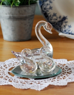 アンティーク雑貨  アンティークのガラスのスワン、可愛い白鳥のオブジェ（親子）プレスドグラス