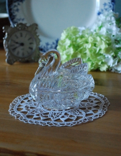 アンティーク雑貨  お花まで付いた優雅なスタイルのスワンの小物入れ、アンティーク雑貨