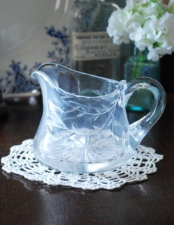 アンティーク雑貨 アンティーク花瓶 アンティークのプレスドグラス、リーフのカッティングが可愛いソースジャグ