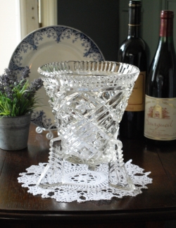 アンティーク雑貨 ガラス留め付きのフラワーベース(花器)、カッティングがゴージャスなアンティークのプレスドグラス