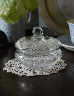 アンティーク雑貨 ジュエリーボックスアンティーク 蓋とお揃いのカッティングが美しいアンティークガラスケース（プレスドグラス）