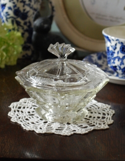 アンティーク雑貨 ジュエリーボックスアンティーク 持ち手のデザインがお洒落なフタ付きアンティークガラスケース（プレスドグラス）