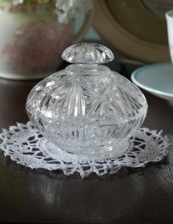 アンティーク雑貨 ジュエリーボックスアンティーク 丸いシルエットが可愛いガラスケース、キレイなアンティーク雑貨(プレスドグラス)