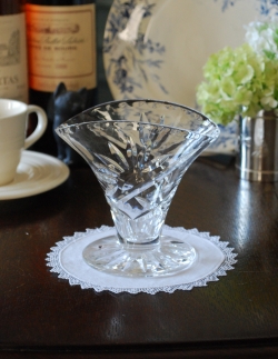 アンティーク雑貨 アンティーク花瓶 小さくて飾りやすいアンティークガラスフラワーベース(花器)、プレスドグラス