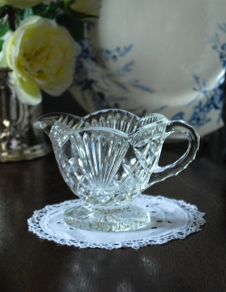アンティーク雑貨 アンティーク花瓶 花器にも使えるアンティークのソースジャグ、持ち手付きのプレスドグラス