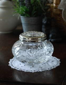 アンティーク雑貨 アンティーク花瓶 美しいフラワーベース（花留め付き花器）、アンティークプレスドグラス