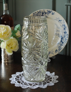 アンティーク雑貨 アンティーク花瓶 お花のカッティングが華やかなアンティークフラワーベース（花器）プレスドグラス 