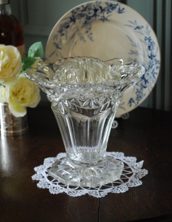 アンティーク雑貨 アンティーク花瓶 アンティークのプレスドグラスのフラワーベース、誰でも素敵にお花を楽しめるガラス留め付き