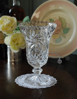 アンティーク雑貨 アンティーク花瓶 星が刻まれたとっても美しい、脚付きのフラワーベース（花器）、アンティークプレスドグラス