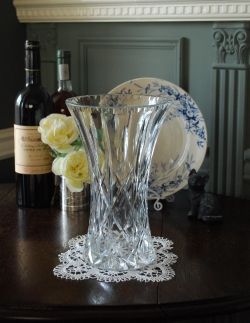 アンティーク雑貨 アンティーク花瓶 縁どりがレースカットで華やかなアンティークフラワーベース（花器）