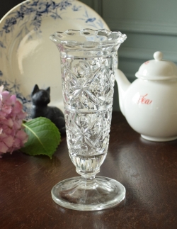 アンティーク雑貨 アンティーク花瓶 花びらの可憐なカッティングが美しいプレスドグラス、アンティークガラス雑貨