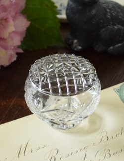 アンティーク雑貨 アンティーク花瓶 小さくて美しいフラワーベース（花留め付き花器）、アンティークプレスドグラス