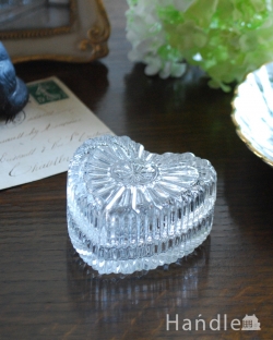アンティーク雑貨 ジュエリーボックスアンティーク 小さなお花がアクセントになったハート型のガラスケース、アンティークプレスドグラス