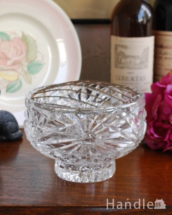 アンティーク雑貨 アンティーク花瓶 優美なカッティングのフラワーベース（花留め付き花器）、アンティークプレスドグラス