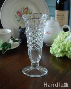 アンティーク雑貨 アンティーク花瓶 ダイヤカットがきらきら輝く、英国アンティークのプレスドグラス