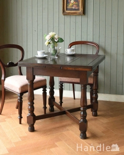 アンティーク家具 アンティークのテーブル 英国のアンティークのおしゃれなテーブル、伸長式の2人用ダイニングテーブル 