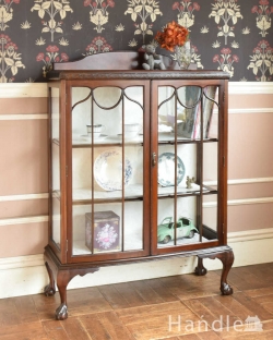 アンティーク家具 アンティークのキャビネット クラシックな英国アンティーク家具、高級感たっぷりのガラスキャビネット