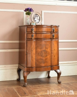 アンティーク家具 アンティークのチェスト 木目がとても美しいカップボード、英国輸入のアンティーク家具