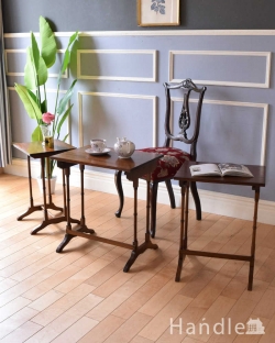 アンティーク家具 アンティークのテーブル マホガニー材のキレイな天板、3つがセットになったアンティークネストテーブル