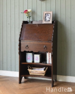 アンティーク家具 ビューロー フレームのデザインが可愛い英国のアンティーク家具、スチューデントビューロー(デスク)