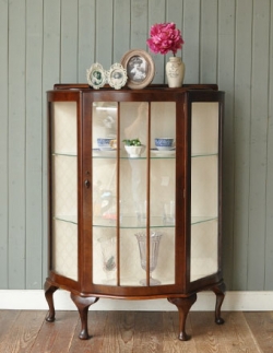 アンティーク家具  2013年6月9日ご成約頂きました。1940年代のアンティーク ガラスキャビネット