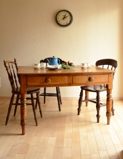 アンティーク家具 アンティークダイニングテーブル パイン材のアンティーク家具、引き出し付きダイニングテーブル