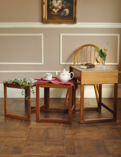 アンティーク家具 1960年代のアンティーク タイルトップ ネスト テーブル