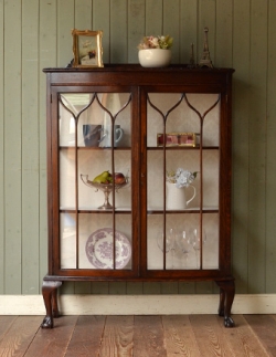 アンティーク家具  英国の気品漂うアンティーク家具、ガラスキャビネット