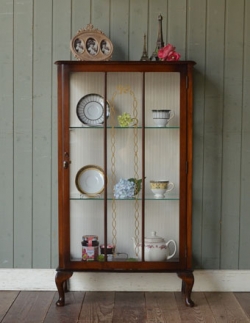 アンティーク家具 イギリスインテリアにピッタリのアンティーク家具、ガラスの飾り棚