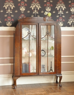 アンティーク家具 アンティークのキャビネット 英国インテリアらしいアンティーク家具のガラスキャビネット