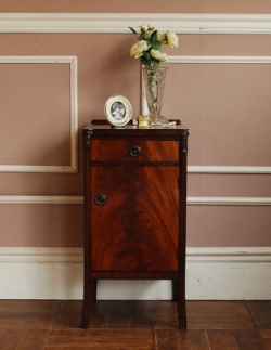 アンティーク家具  アンティーク家具らしい優雅なデザインの、ペディスタル カップボード