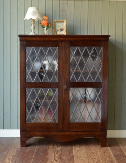 アンティーク家具  ロンデルガラスがめずらしい英国アンティーク家具、ブックケース