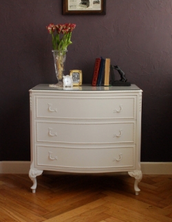 アンティーク家具  アンティークのフレンチ家具、上品なホワイト色の３段チェスト