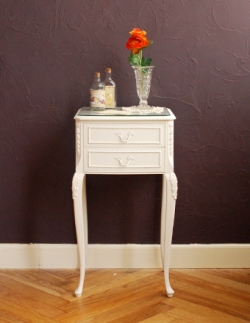 アンティーク家具  アンティークのフレンチインテリア、素敵な引き出し付きナイトテーブル