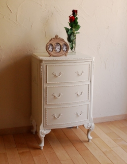アンティーク家具  アンティークのフレンチ家具、ロココスタイルの真っ白な３段チェスト