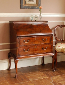 アンティーク家具 ビューロー 英国の書斎で使えるアンティーク家具、お洒落なビューロー（デスク）