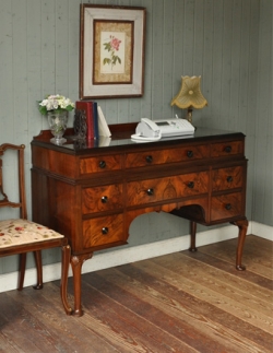 アンティーク家具 アンティークのチェスト とっても美しいアンティーク家具、デスクにも使えるオシャレなサイドボード
