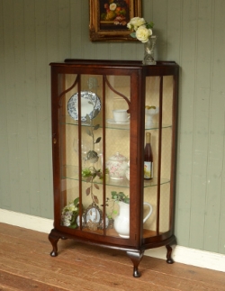 アンティーク家具  イギリスのアンティーク家具、バラの模様入りのガラスキャビネット