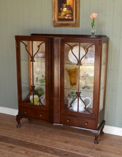 アンティーク家具  アンティークの英国家具、ウォルナット材のガラスキャビネット