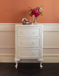 アンティーク家具 アンティークのフレンチ家具、ロココスタイルが可愛いホワイト色の3段チェスト
