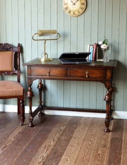 アンティーク家具  イギリスのシックなアンティーク家具、書斎で使うライティングデスク