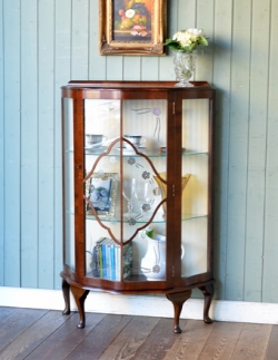 アンティーク家具  オシャレなアンティーク家具、お花模様の入ったガラスキャビネット