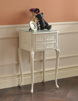 アンティーク家具  寝室で使えるアンティーク家具、ホワイトカラーのベッドサイドチェスト