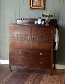 アンティーク家具  美しいアンティークの英国家具、ウォルナット材のカップボードチェスト