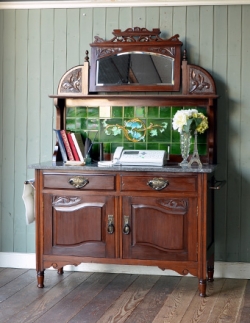 アンティーク家具 アンティークのキャビネット 英国のアンティーク家具、グリーンのタイルが美しいウォッシュスタンド